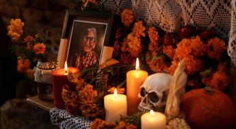 Día de Muertos altar